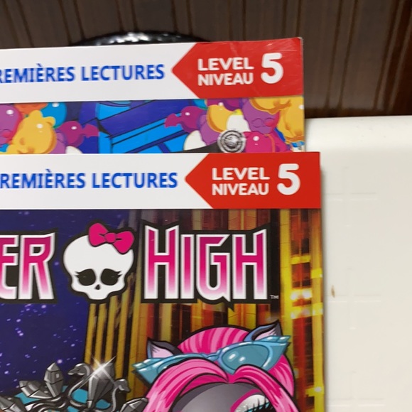 Monster High Books Bilingual First Readers Level 5 - Picture 5 of 7